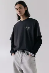 Remera negra de corte holgado con estampado frontal de la marca Fender en color blanco.