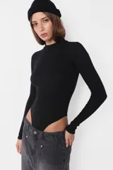 Body negro de morley con cuello alto, manga larga con terminación de dobladillo y broches en la entrepierna.