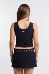 Chaleco negro con cierre frontal, escote cuadrado y corte ajustado.