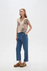 Pantalón de jean celeste, de corte recto y tiro medio, con bolsillos delanteros y traseros.