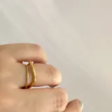 Anillo dorado de acero quirúrgico hipoalergénico con baño en oro 18K, formado por dos aros entrelazados. Talle 17.