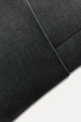 Blazer recta confeccionada en hilatura con viscosa, color gris oscuro. Tiene cuello solapa de muescas, manga larga con abertura y botones, bolsillos de plastrón en delantero, forro interior a tono y cierre frontal con botones.