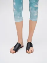 Sandalias de cuero color marrón con tira ancha sobre el empeine y abertura para el dedo gordo.