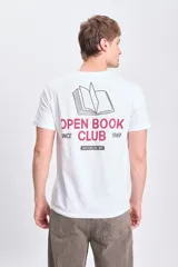 Remera blanca de manga corta con estampa en la espalda de un libro abierto y la frase "Open Book Club Since 1969 Brooklyn, NY".