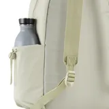 Mochila pequeña Puma HER Small color verde claro, con logo dorado bordado en el frente, bolsillo frontal con cierre, bolsillo lateral abierto, correas ajustables para los hombros y asa de mano en la parte superior.