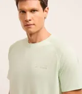 Remera deportiva verde agua para hombre, de corte regular, con cuello redondo y mangas cortas. Presenta tecnología Dry y estampa lettering reflectiva en el pecho.
