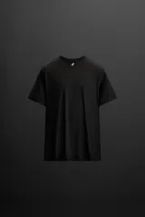 Camiseta deportiva negra de tejido técnico ligero y elástico, con cuello redondo, manga corta y costuras termofijadas. Estampaciones reflectantes en la espalda.