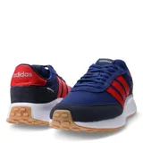 Championes Adidas Run 70 Life Style, color azul con detalles en rojo y suela de goma color caramelo.