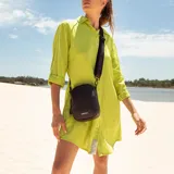 Bandolera pequeña de símil cuero negro, con forma rectangular y esquinas redondeadas. Posee doble cierre en la parte superior y correa ajustable de tela negra con logo repetido.