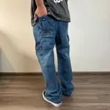 Pantalón jean celeste de corte cargo oversize con bolsillos laterales.