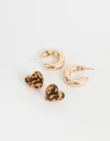 Set de dos pares de aros pasantes: un par de aros tipo argolla dorados y un par de aros tipo botón con forma de corazón con estampado animal print carey.