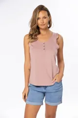 Musculosa celeste de algodón y poliéster, con breteles anchos con volados y tres botones en el escote.