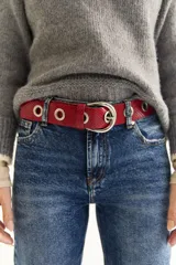 Cinto rojo acharolado con hebilla plateada y ojalillos metálicos.