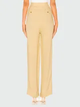 Pantalón clásico color amarillo con bolsillos y corte recto, ideal para look de oficina.