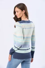 Buzo de tejido fino a rayas horizontales en tonos azul, celeste, beige y blanco, con cuello redondo y mangas largas.