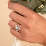 Anillo solitario de oro amarillo 18k con aguamarina central ovalada y brillantes laterales.