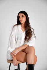 Conjunto de short y camisa color blanco.