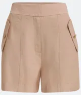 Short color beige de viscosa con cintura alta, solapa con botones y bolsillos laterales.