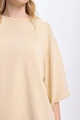 Remera de manga corta color amarillo con efecto lavado.