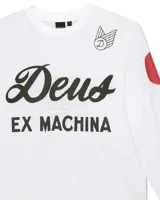 Remera blanca de manga larga con cuello redondo y puños acanalados. Estampado frontal con el logo de la marca Deus Ex Machina en color negro.