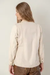 Camisa verde militar de cuero ovino italiano, hecha a mano en Uruguay. Sin forro, con broches en frente y puños, bolsillos a los costados.