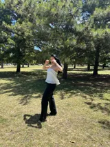 Top strapless azul marino con diseño plisado.