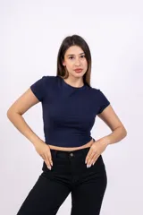 Remera corta de algodón color rosa, con cuello redondo y mangas cortas.