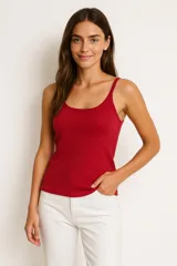 Musculosa roja de algodón, corte ajustado y cuello redondo.