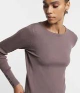 Suéter de punto color verde, con cuello barco, mangas largas y textura acanalada.