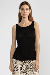 Musculosa negra de tejido de punto con lurex, escote redondo y corte ajustado.
