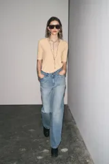 Camiseta color beige de lino con cuello en V y mangas cortas.