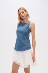 Top de jean azul con breteles finos, cuello redondo, pinzas y bolsillos frontales. Cierre con broches en la espalda. Corte al cuerpo.