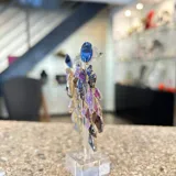 Aros colgantes hechos a mano con cristales Swarovski en tonos verde, lila y violeta.