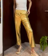 Pantalón dorado de calce relajado con cintura elástica y bolsillos delanteros y traseros.