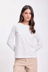 Remera blanca de manga larga con cuello redondo.