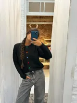 Saco gris claro con botones de corazón coloridos, de corte ajustado y diseño de manga larga.