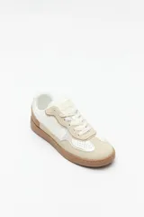 Zapatillas urbanas de gamuza color beige, blanco y verde, con recortes en símil cuero y suela de goma marrón de 2,5 cm de altura.