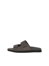 Sandalias de cuero grises con doble tira ancha y suela plana.