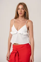 Top blanco de lino con breteles finos y escote en V con volados.