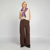 Pantalón ancho marrón de sastre, con corte de tiro alto y diseño elegante.