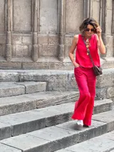 Musculosa de lino color crudo, de corte recto y escote redondo, con pespuntes a contratono y cierre metálico a la vista en la espalda.