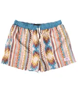 Short de baño de microfibra con estampado geométrico en tonos beige, marrón, naranja y celeste. Tiene cintura elástica con cordón ajustable, dos bolsillos laterales y un bolsillo trasero.