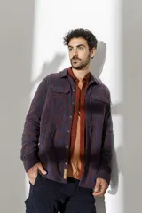 Camisa tipo chaqueta de franela escocesa a cuadros en tonos borgoña y azul.