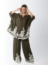 Maxi camisa color verde militar de lino bordado con flores blancas, manga abullonada y calce amplio.