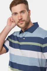 Remera polo de hombre a rayas horizontales en jersey de algodón. Con botones personalizados y logo bordado en el pecho.