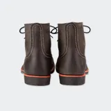 Botas de cuero gris con acabado envejecido, estilo industrial y suela de goma antideslizante.