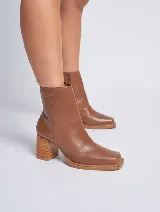 Bota corta color beige de gamuza, con puntera cuadrada y taco de madera.