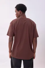 Remera color beige de corte recto y mangas cortas.