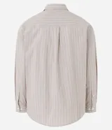 Camisa masculina de tricolina con rayas verticales, corte relaxed, cuello tradicional, mangas largas, bolsillo en el pecho y cierre abotonado.