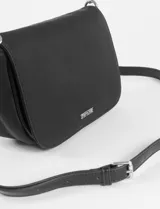 Bandolera negra con correa larga regulable y logo de la marca en el frente.